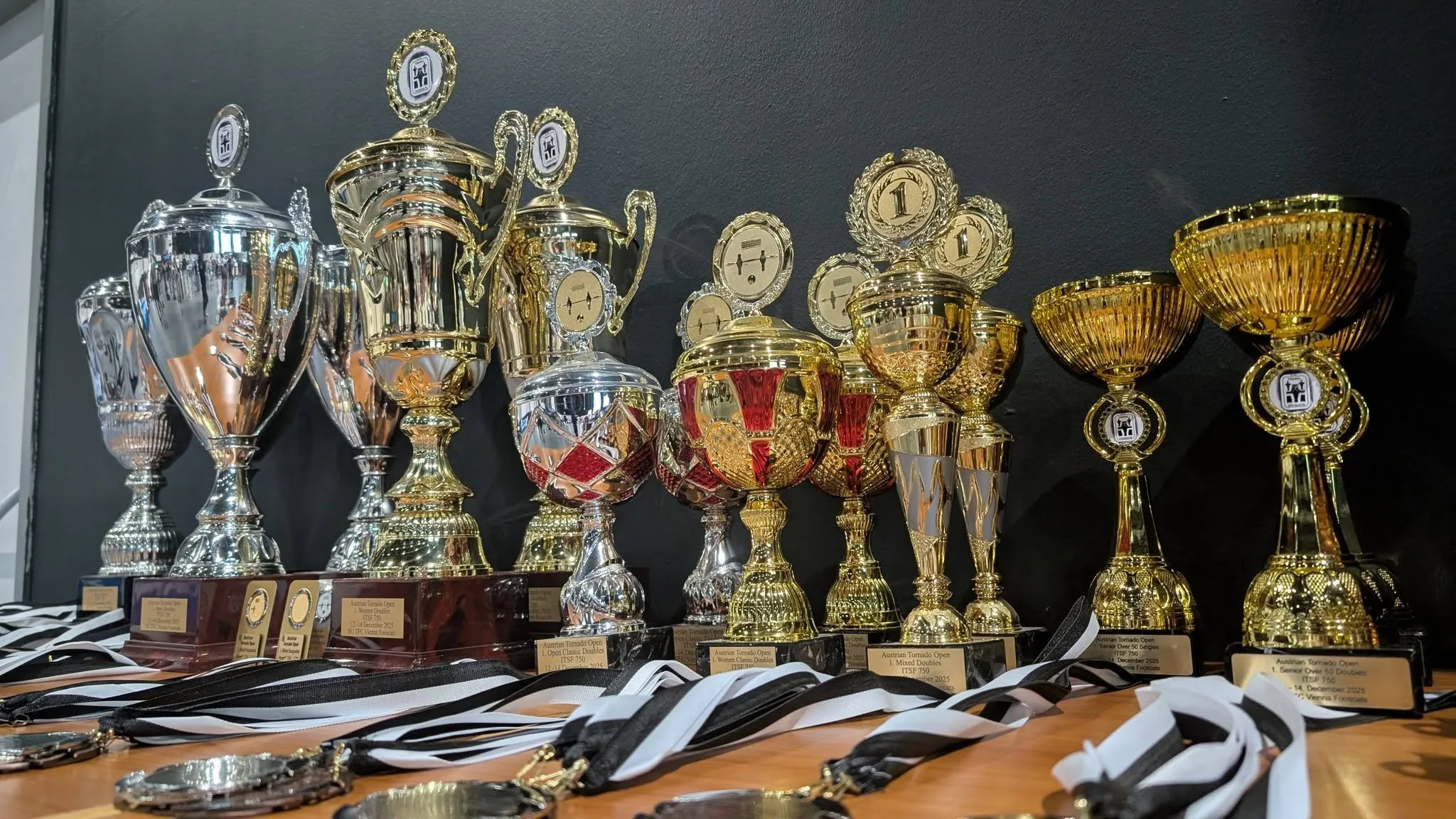 Turnier-Pokale und Medaillen bei einem internationalen Tischfußball-Turnier